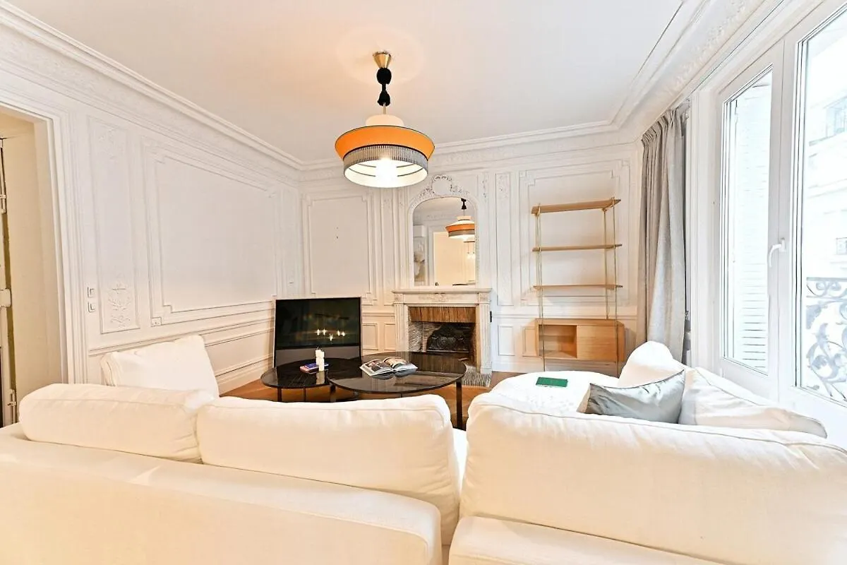 Spacious And Bright Apartment Paris