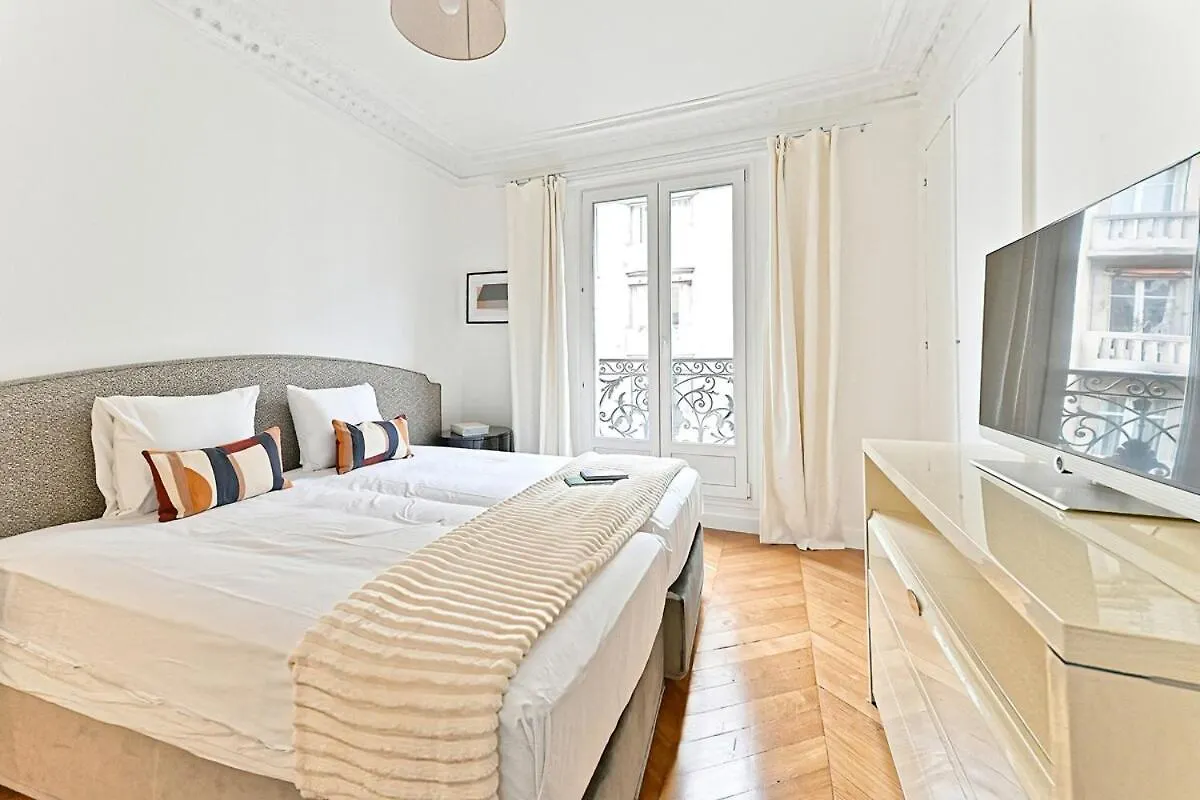 Spacious And Bright Apartment Paris France