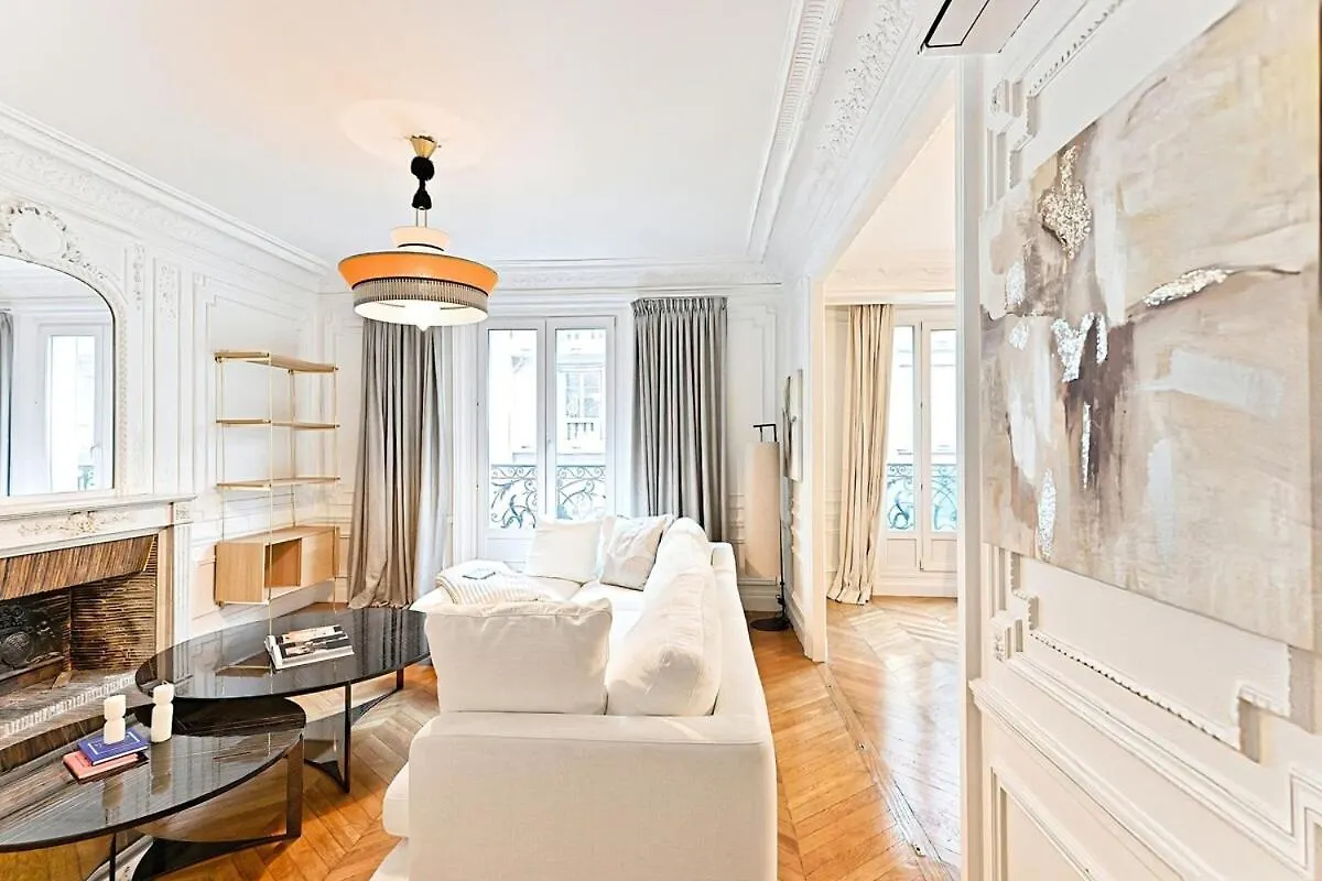 Spacious And Bright Apartment Paris France
