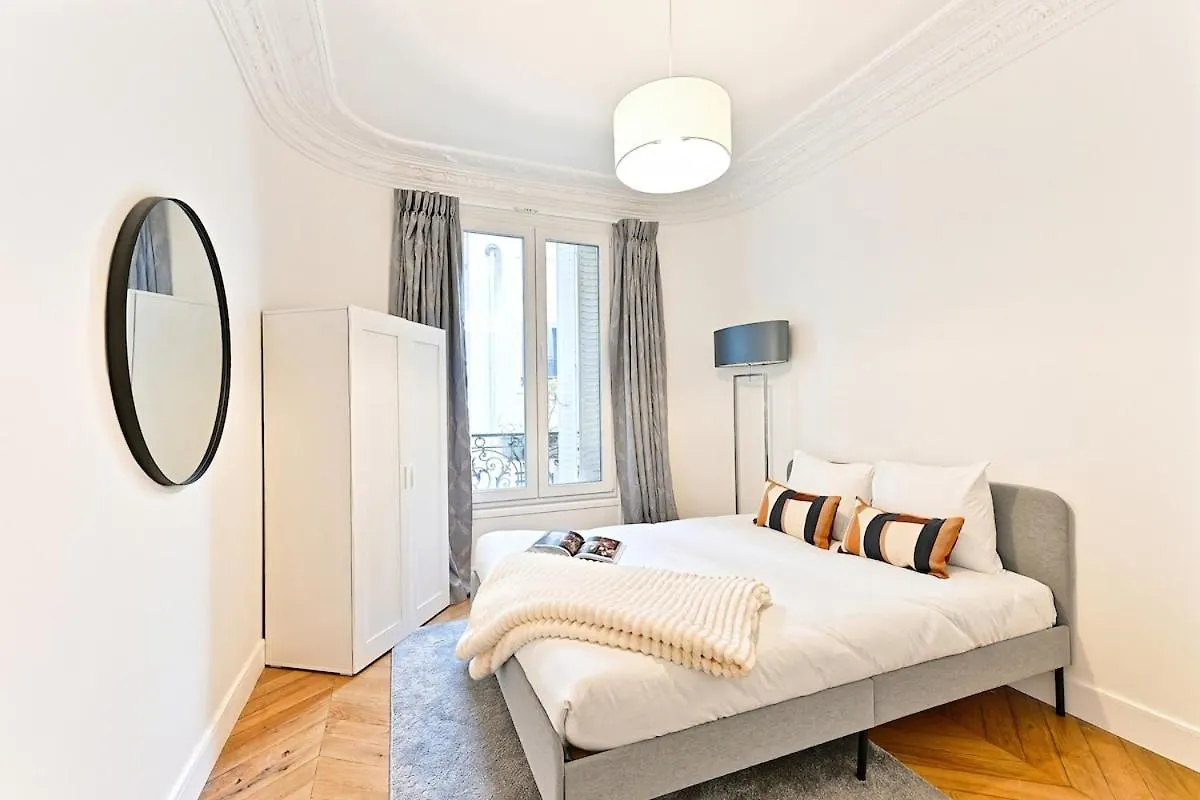 Spacious And Bright Apartment Paris