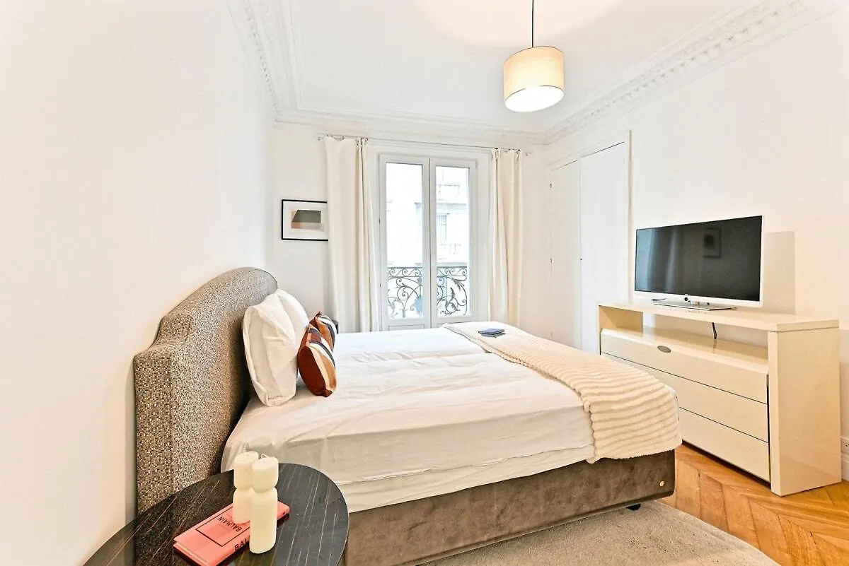 Spacious And Bright Apartment Paris