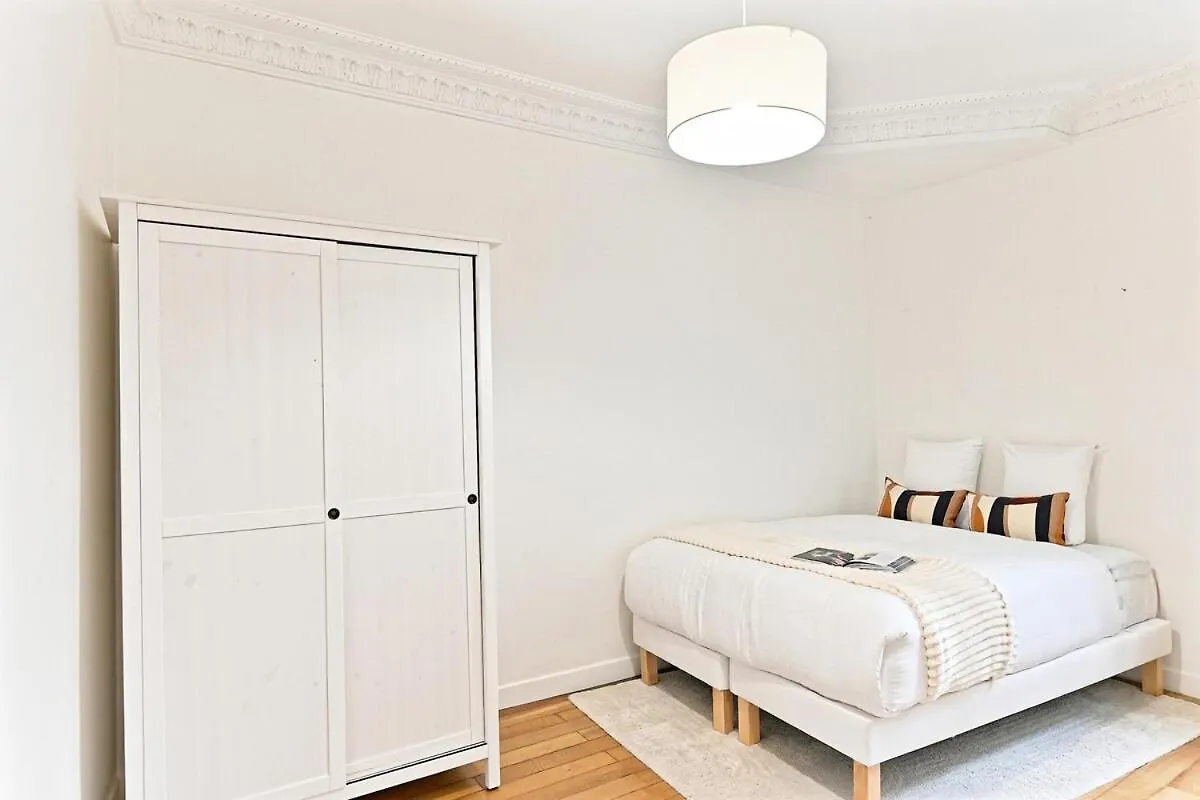 Spacious And Bright Apartment Paris France