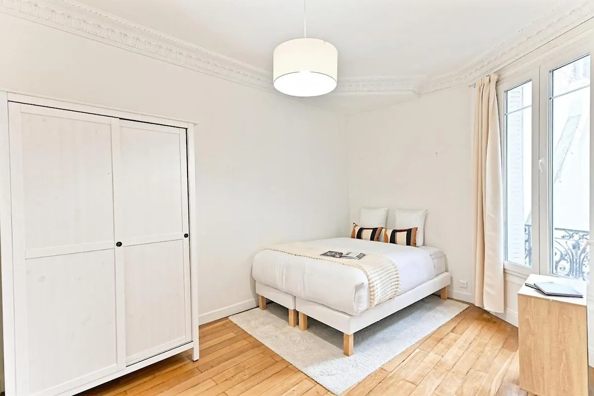 Spacious And Bright Apartment Paris